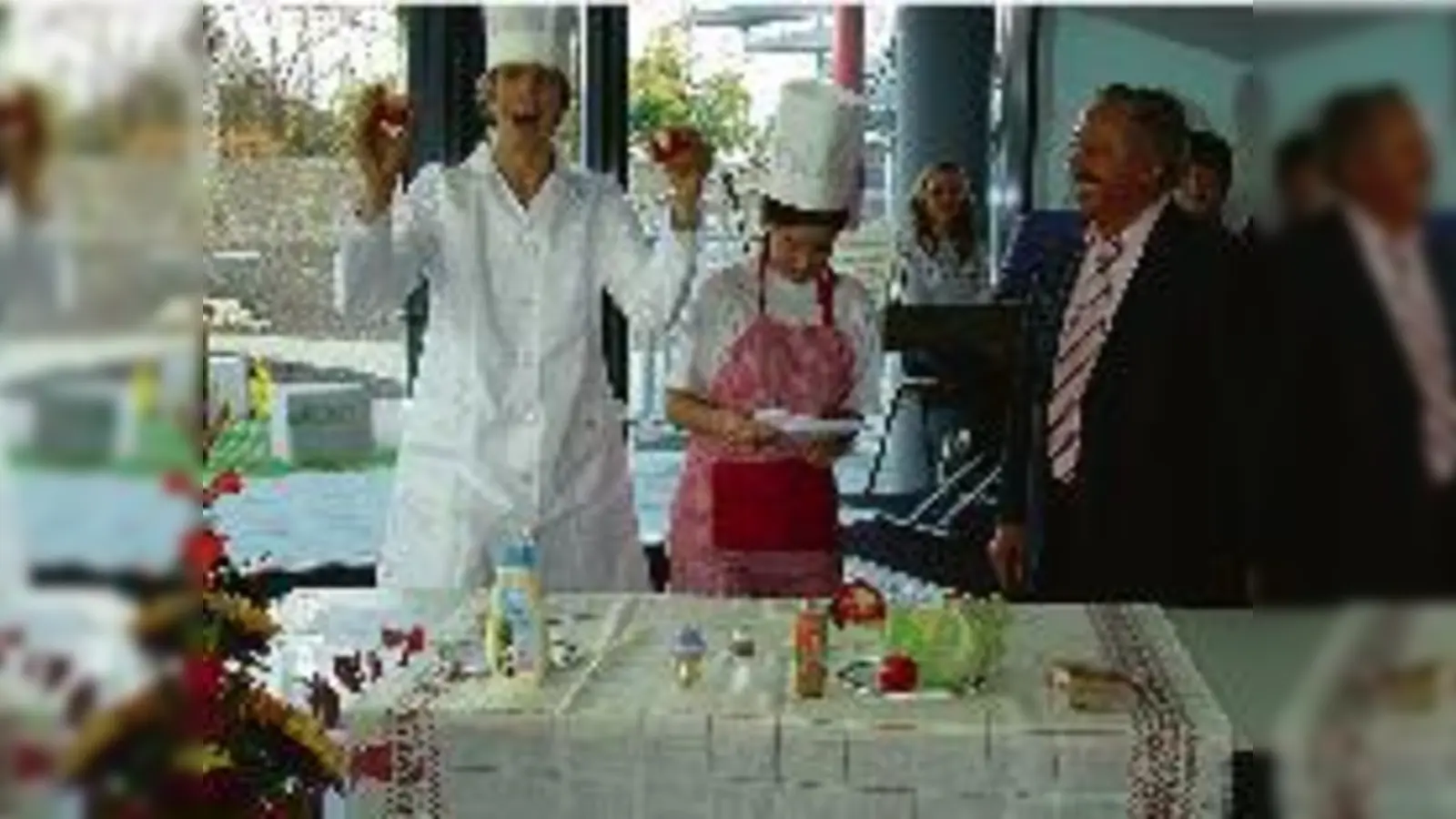 Erster Bürgermeister Zeitler begann zielführend mit der Zubereitung eines Wraps.	  (Foto: Veranstalter)