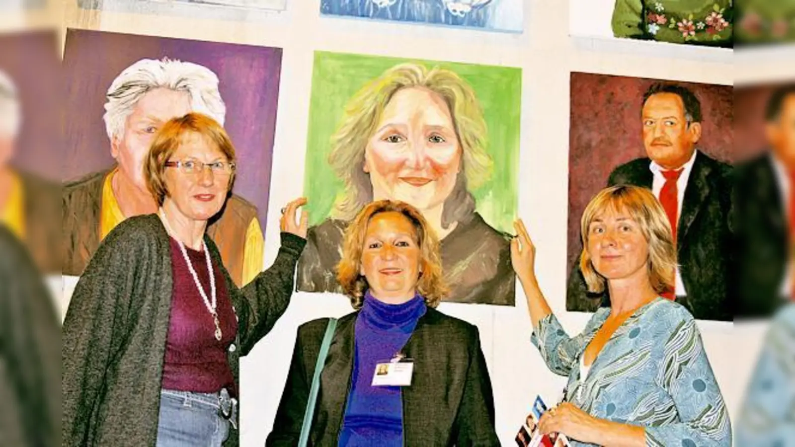 »Gipfeltreffen« bei der Galerie-Eröffnung: Zum ersten Mal trafen sich das »Motiv«, Manuela Hofmann-Maleki (Mitte), und ihre Malerin, Neeltje Dijkshorn sowie die Autorin ihrer Geschichte, Sybille Wobser, zu dritt.	 (Foto: em)