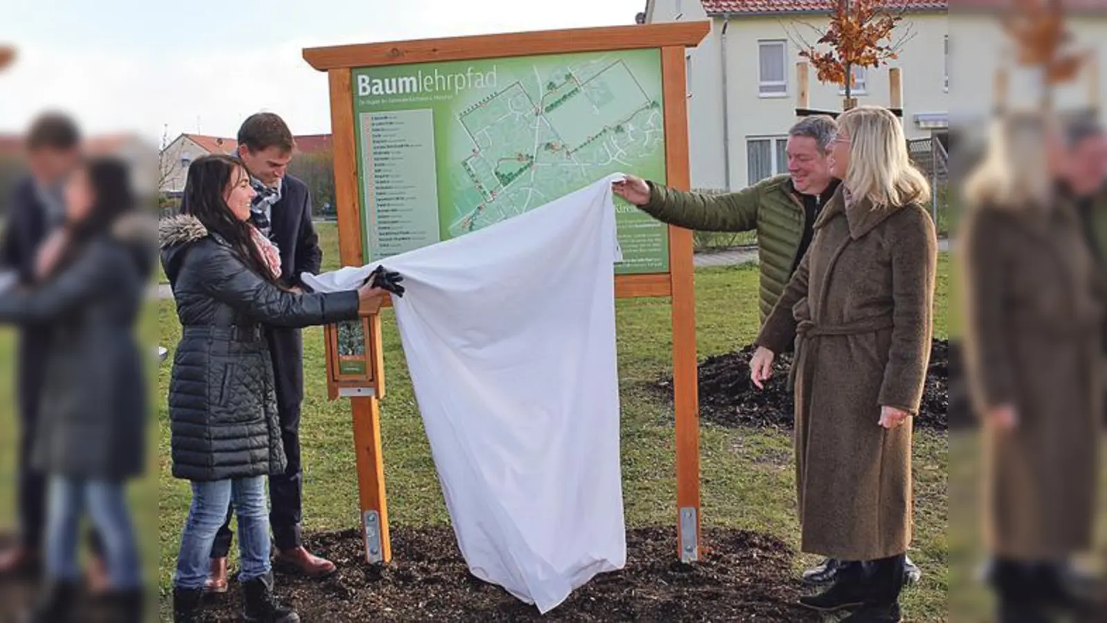 Sonja Forstner (Leiterin Umweltamt der Gemeinde Kirchheim), Bürgermeister Maximilian Böltl, MdL Ernst Weidenbusch und Umweltministerin Ulrike Scharf (von links) enthüllten die Infotafel zum Baumlehrpfad.  (Foto: bs)