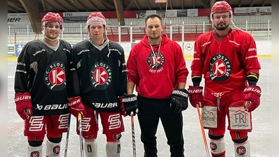 Trainer Florian Engel (dritter von links) mit den externen Neuzugängen (von links) Kelvin Walz, Quirin Spies und Marek Haloda (rotes Trikot) am Rande einer Trainingseinheit in der letzten Woche. (Foto: smg)