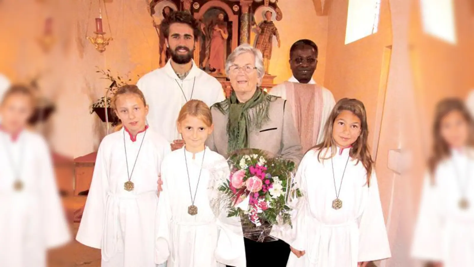 Oberministrant Leon Koniarzyk (hinten links) und Mesnerin Dorothea Pusch (Mitte) werden von Pfarrer Olivier Njimbi-Tshiende verabschiedet. Vanessa Luther, Chiara Skowronek, Amelie Knauel (unten v.l.) sind die neuen Ministrantinnen.	 (Foto: privat)