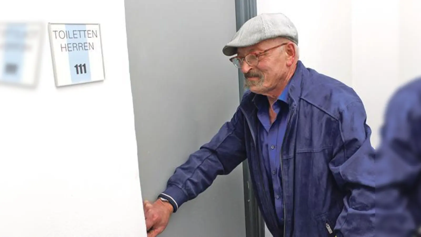 Die Toiletten im Kulturreferat sind den Mitarbeitern vorbehalten. Dietmar Malich steht vor einer verschlossenen Tür.	 (Foto: cr)
