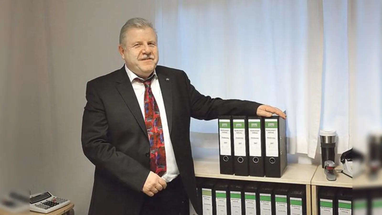 Der Vorsitzende der Luitpold und Ludwig Rothenanger-Stiftung, Albert Oehrlein hat bereits für das Jahr 2017 jede Menge Anträge auf dem Schreibtisch.	 (Foto: hw)