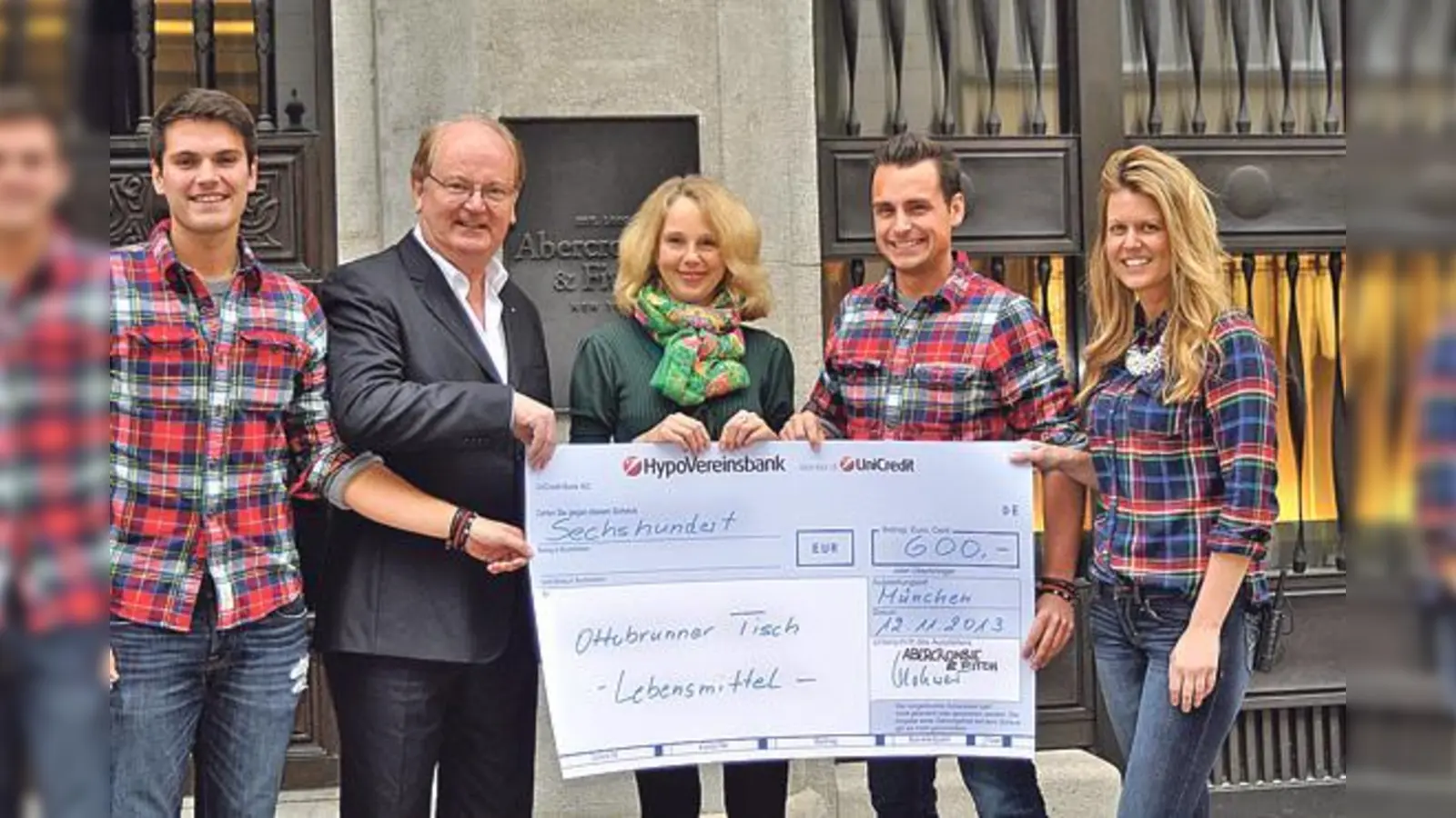 Spende für den guten Zweck: Gabriele Zapf (Mitte), Reimer Rohwer (2. v. l.), Fabian Neudert (2. v. r.) sowie Will Herring (l.) und Kellee Palt (r.)  	 (Foto: VA)