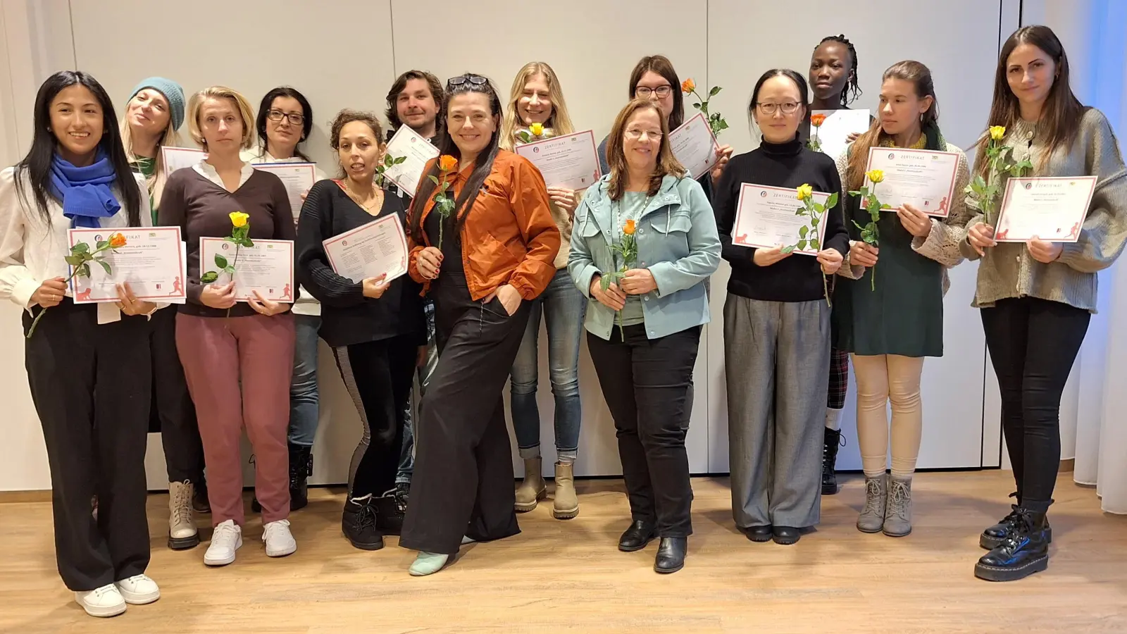 Die neuen Assistenzkräfte sind bereit für den Einsatz in KiTas. Darüber freut sich auch Dozentin Christine Monzner-Marxer (Mitte, blaue Jacke). (Foto: BRK)