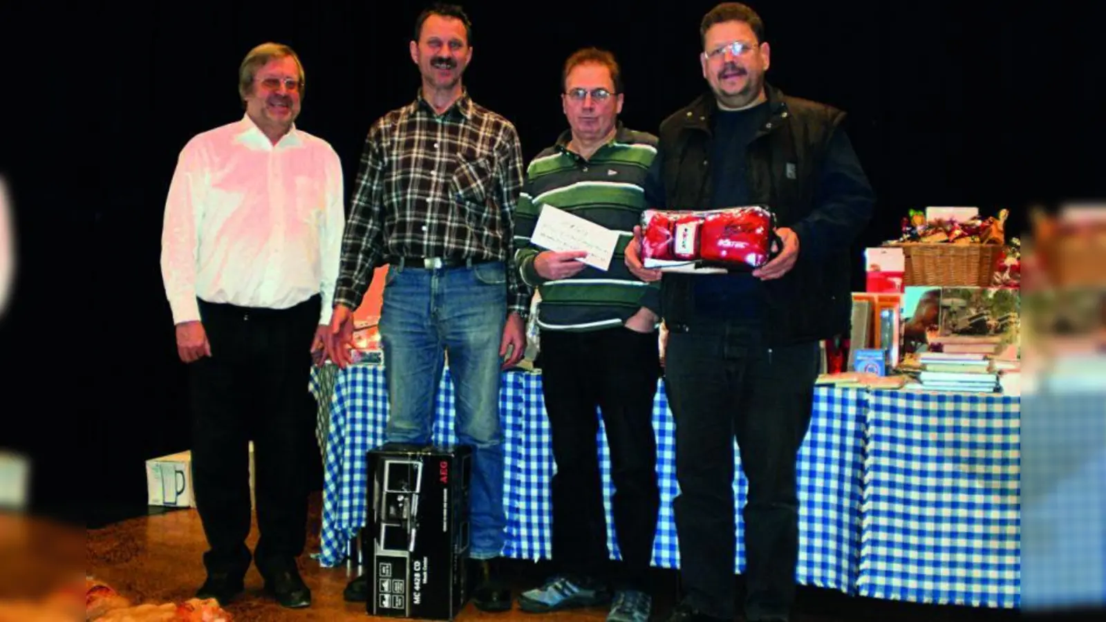 Behindertenbeirat Hansjörg Huber mit den Schafkopfturnier-Gewinnern Herbert Frankenberger (3. Platz), Martin Brandstetter (1. Platz) und Andreas Ketterl (2. Platz). (Foto: pi)