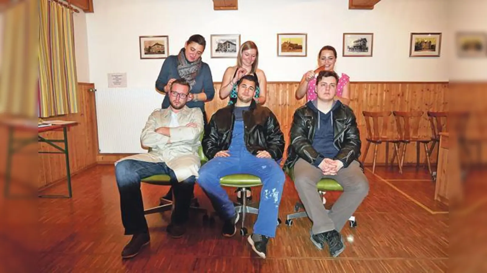 Auch wenns den Jungs (v. li.: Mathias Besel, Markus Beigelbeck, Michael Siegle) nicht passt: Gehts zum Tanzen mit ihren Mädels (v. li.: Christiane Hanak, Carolin Furtmayr, Nadine Mock) müssen die Haare sitzen.	 (Foto: VA)