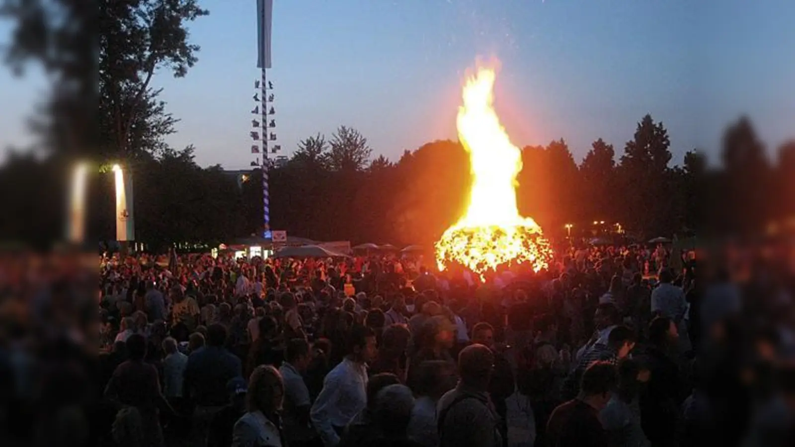 Das wärmende Feuer, der Nachthimmel und die Kulinarik machen das Sommerfeuer wieder zu einem Erlebnis für die ganze Familie.	 (Foto: Burschenverein)
