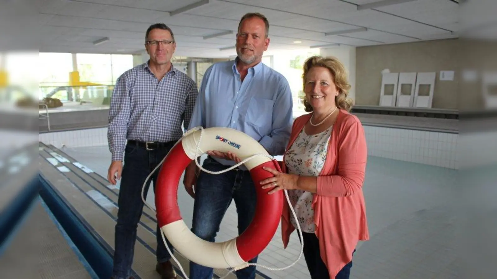 Stadtbauamtsmitarbeiter Bernhard Schanz und Betriebsleiter Christian Herrmann zeigten Bürgermeisterin Eva John (von links) die Fortschritte auf der Baustelle des Starnberger Seebades und führten in ihrem Beisein einen ersten Testlauf der Anlage durch. (Foto: Stadt Starnberg)
