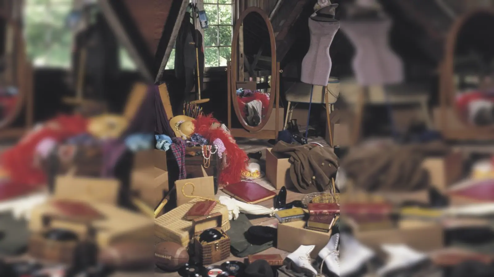 Vieles liegt ungenutzt herum und verstaubt auf dem Dachboden? Jetzt ausmisten und Ungenutztes in bares Geld verwandeln! (Foto: photos.com)