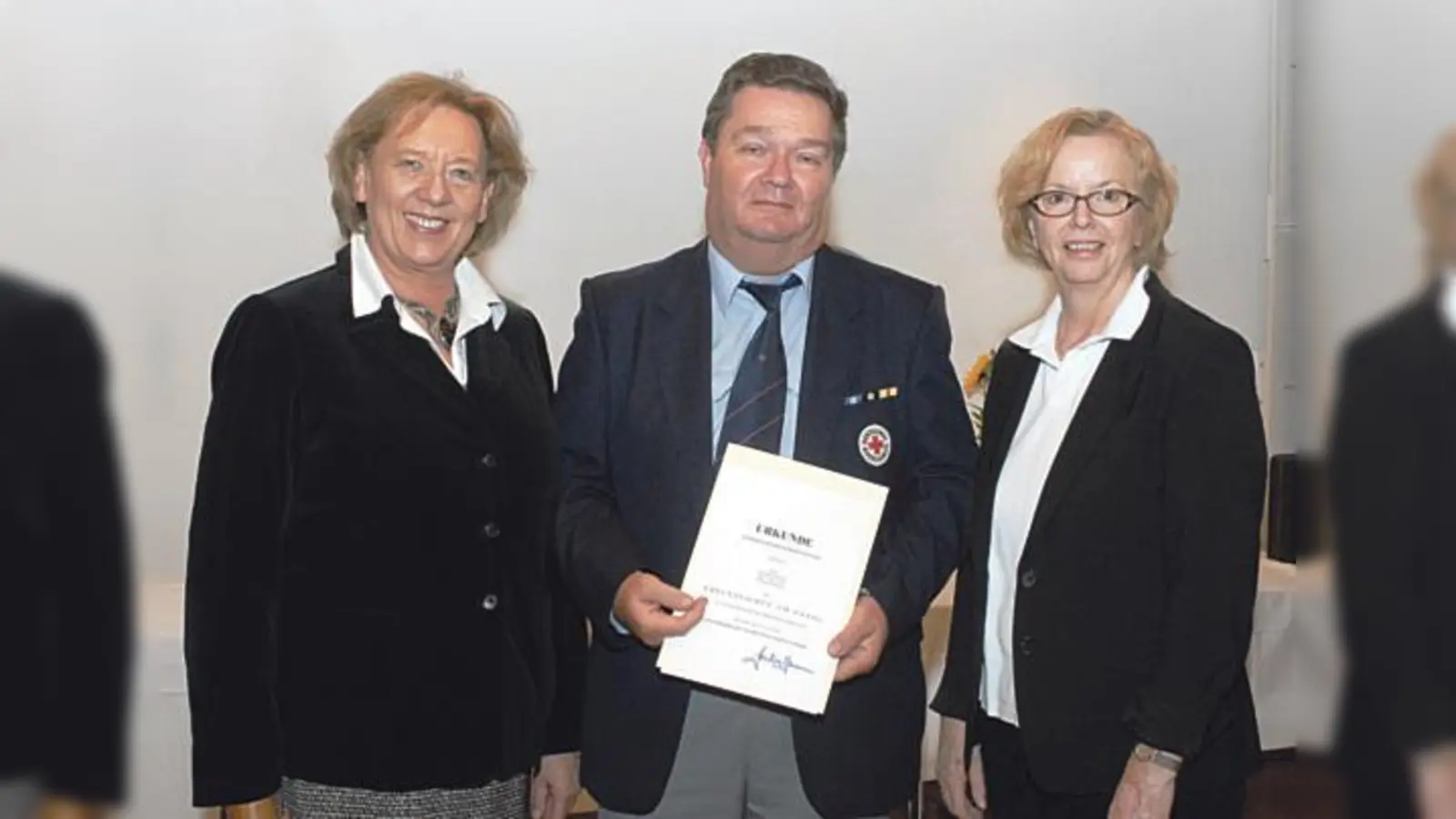 Christian Kreitmair mit Landrätin Rumschöttel und Dritter Bürgermeisterin Annegret Harms.  (Foto: VA)