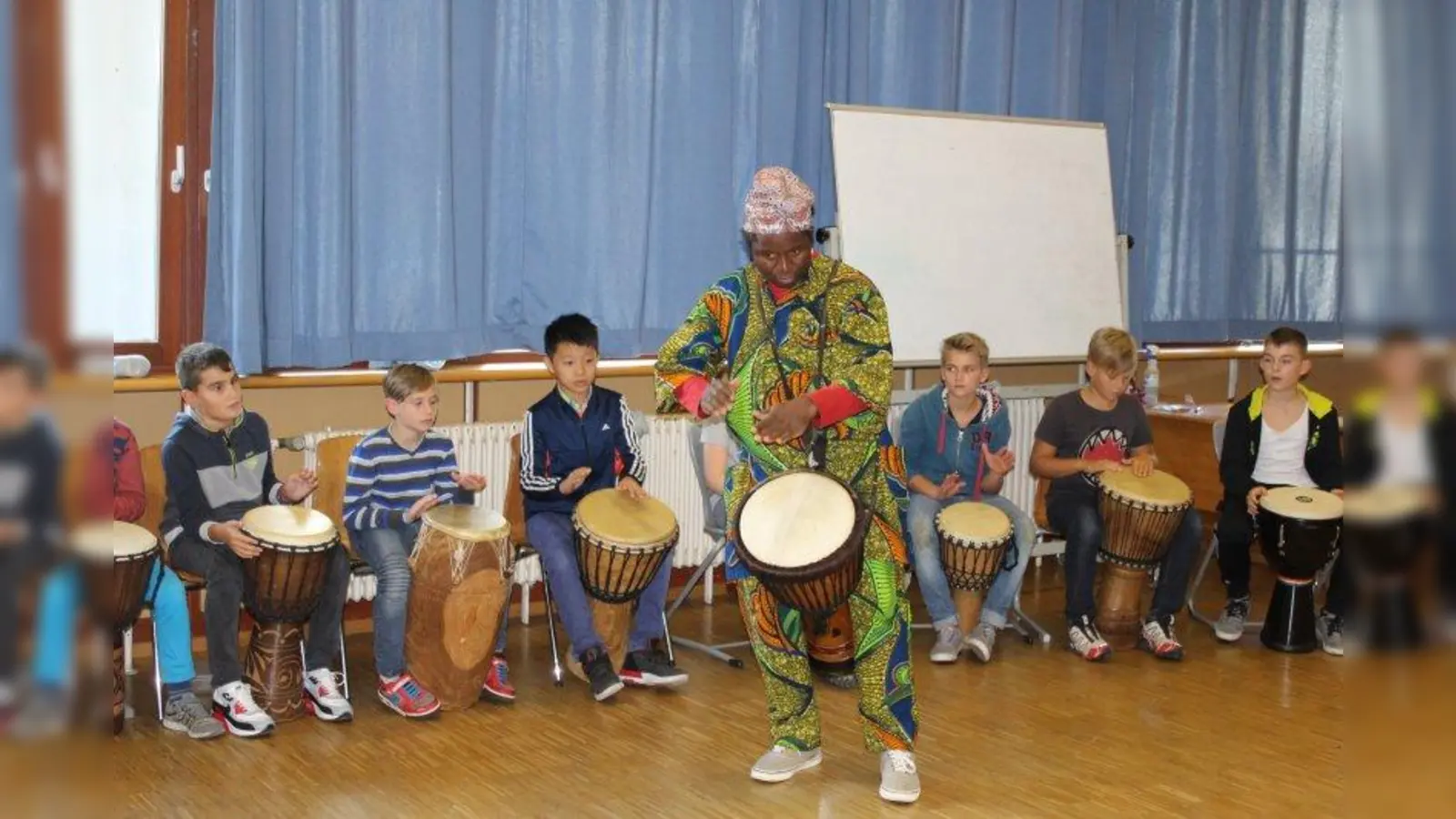 Trommellehrer Ifeanyi C. Okolo veranstaltete im Rahmen des Afrikatages an der Carl-Spitzweg-Realschule mehrere Trommelworkshops mit den Schülern. (Foto: sb)