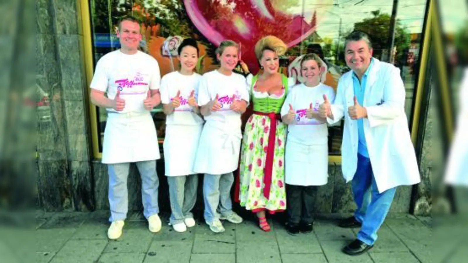 Wie gut die Bäckerei Hoffmann am Willibaldplatz ausbildet, zeigen die Ergebnisse der Gesellenprüfung, die die Bäcker- bzw. Konditor-Auszubildenden nun ablegten. Helga (2.v.r.) und Heinz Hoffmann (r.) freuen sich mit (v.l.) Bäcker Ulf Fischer, Konditorin Young-Sook Kang, Bäckerin Mona Feckl, und Konditorin Amelie Schöpflin über deren gute Ergebnisse. Kang und Feckl bestanden ihre Prüfungen sogar mit einem Notendurchschnitt von 1,0. (Foto: pi)