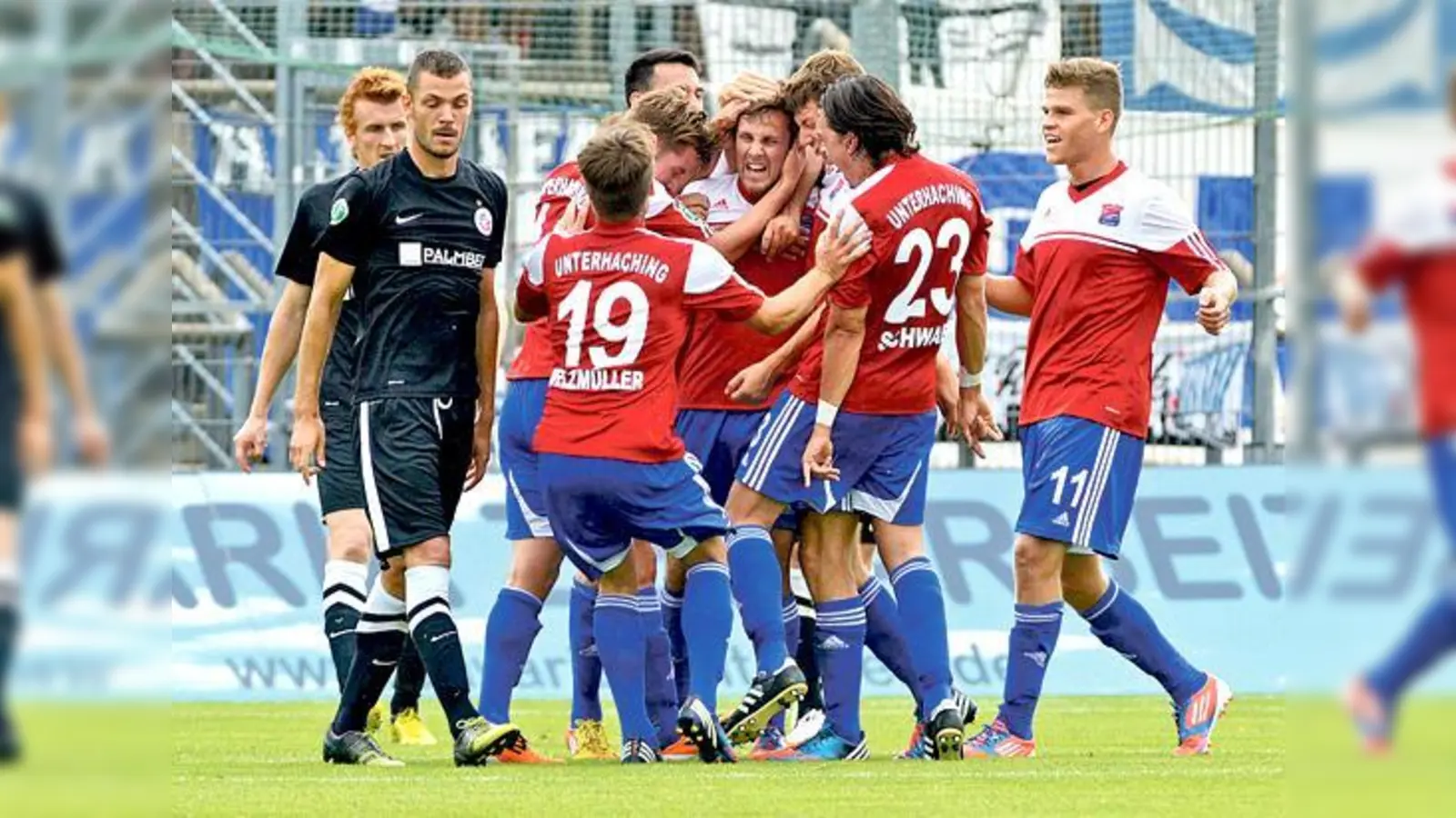 Während die Rostocker enttäuscht dreinblicken, feiern die Hachinger ihren Torschützen Stephan Thee.	 (Foto: Daniel Glasl)