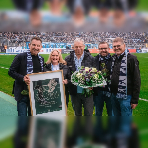 Das 30.000 Mitglied: Ursula Süss, links davon 1860-Präsident Gernot Mang, rechts Geschäftsführer Thomas Probst und die Vizepräsidenten Christian Dierl und Heinz Schmidt. (Foto: TSV 1860)