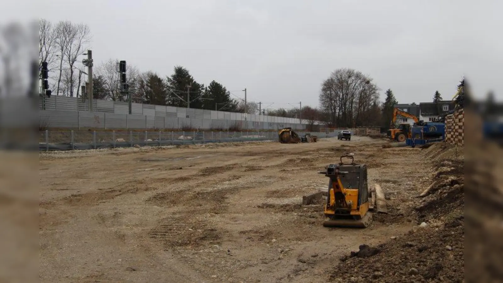 Bebauung statt Biotop: Die Arbeiten auf der Baustelle in der Ganzenmülllerstraße haben begonnen. (Foto: sb)