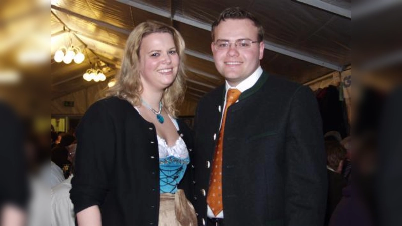 JU-Vorsitzende Angela Fürst und Stadtrat Tobias Weiß, Schirmherr des Starkbierfestes, begrüßten die Gäste im Festzelt. (Foto: Eva Schraft)