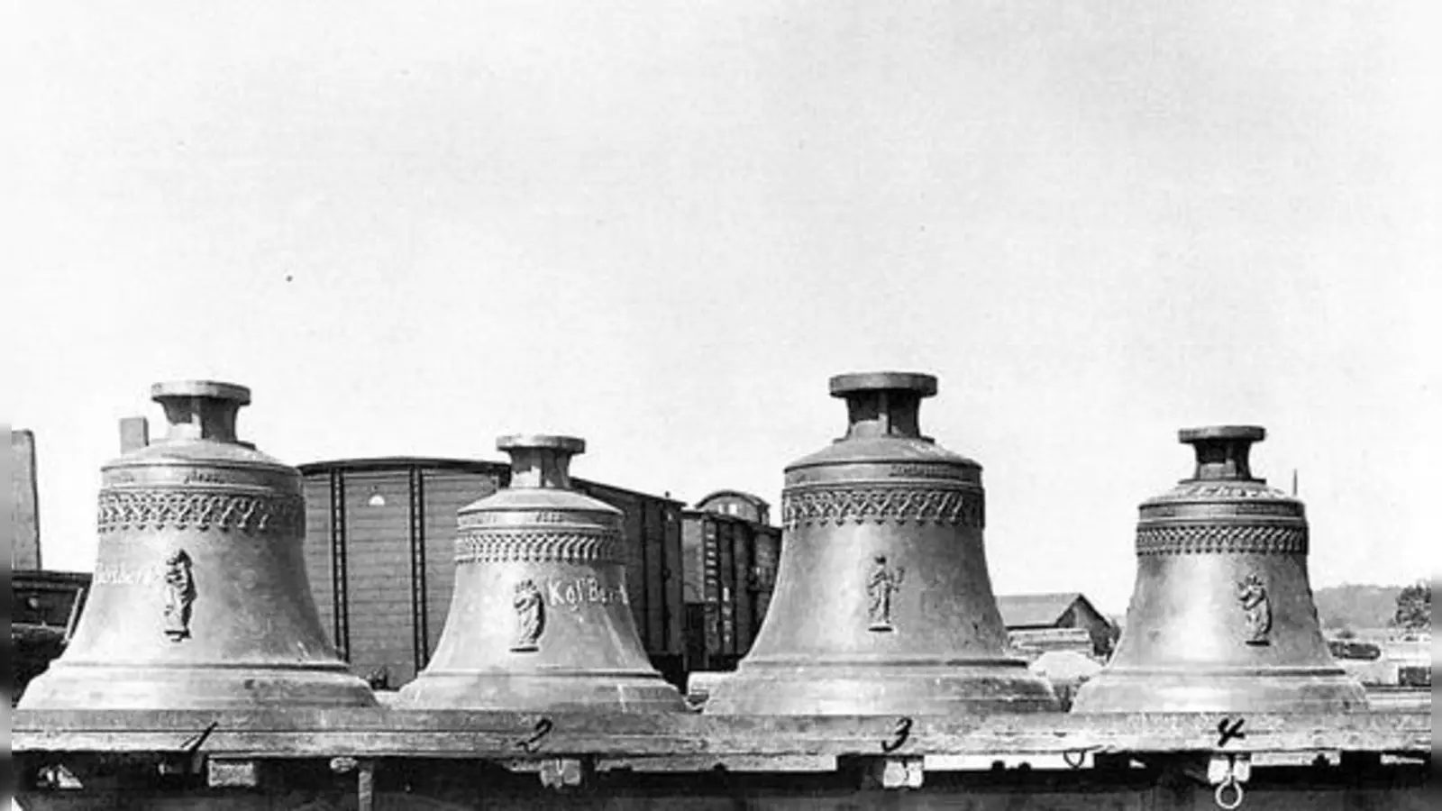 Je zwei Glocken von Jakobneuharting und Tegernau nach ihrer Verladung am Bahnhof in Ebersberg im Jahre 1917. Auch sie fielen der Metallzwangsbewirtschaftung des Ersten Weltkrieges zum Opfer und sollten der Waffenproduktion dienen. (Foto: Kreisdokumentatio)
