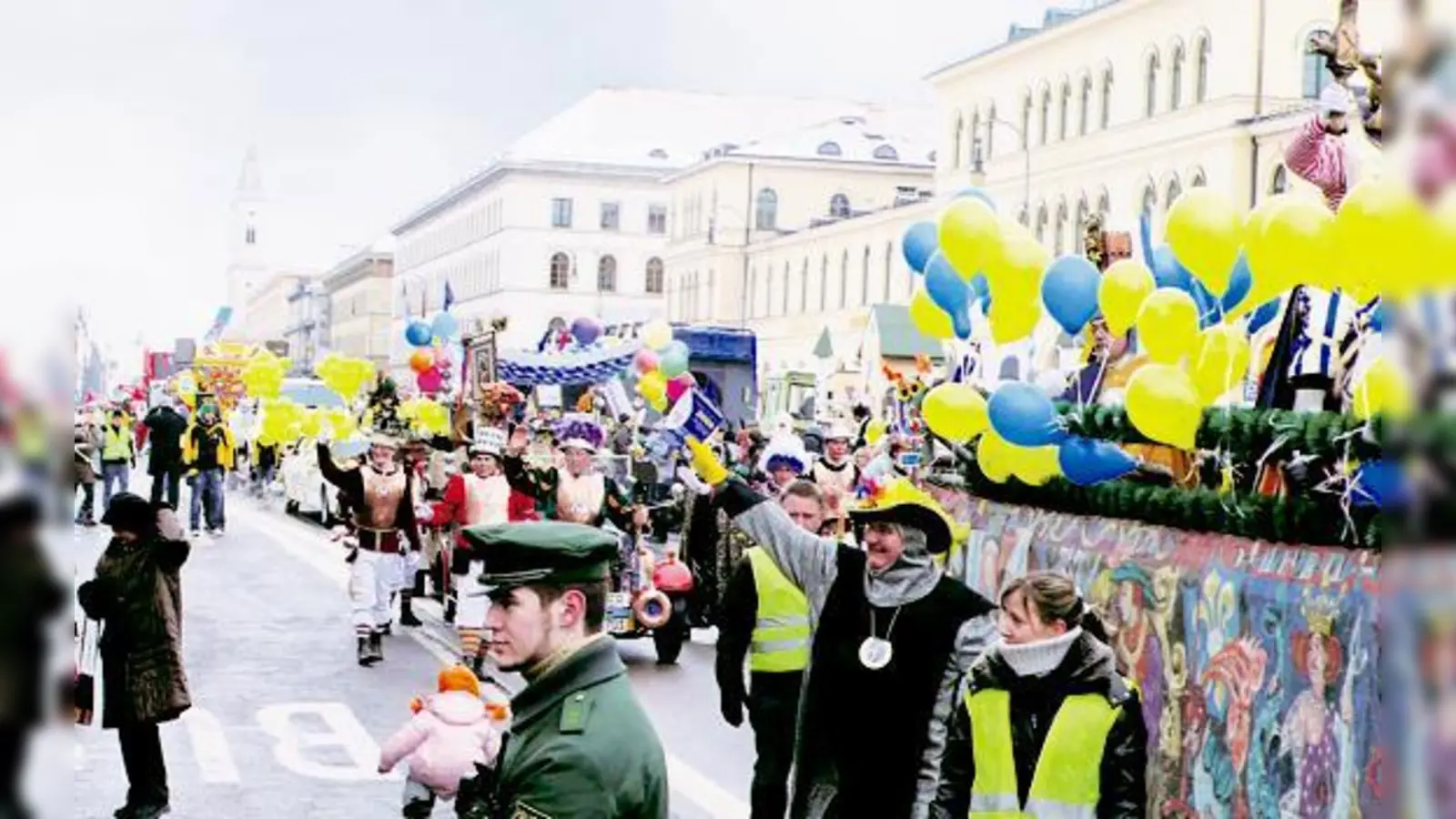 Lustig, fantasievoll und im Herzen der Stadt: Der Faschingsumzug der »Damischen Ritter«.	 (Foto: C. Plank)
