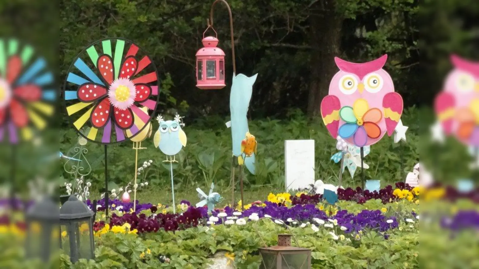 Farben, wie sie Kinder lieben. Die Angehörigen der verstorbenen Babys hinterlassen bunte Andenken auf der Grabanlage. (Foto: tab)