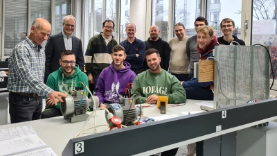 Stefan Biesenberger (2. von links), stellvertretender Leiter des Bildungszentrums Weilheim, gratulierte den Teilnehmern zum Abschluss des Lehrgangs. (Foto: Handwerkskammer für München und Oberbayern)
