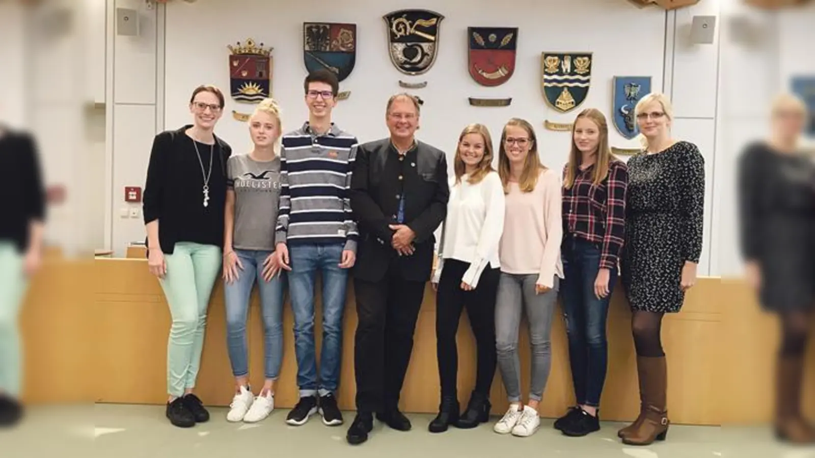 Alle drei Ausbildungsjahrgänge Martina Wende, Sabrina Strobl, Dylan Kurras, Brgm. Wolfgang Panzer, Jessica Maier, Sina Schuth, Jessica Sixt und Geschäftsbereichsleiterin Anke Konrad (v. l.).       (F: VA)