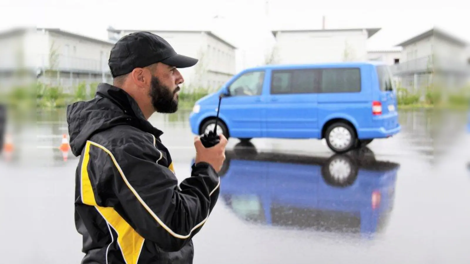 Trainer Tom Keil instruiert die Teilnehmer über Sprechfunk. (Foto: ADAC)