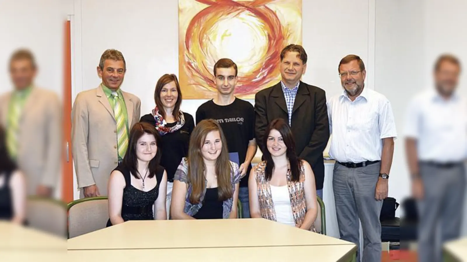 Bürgermeister Franz Hofstetter (links) ehrte die Jahrgangsbesten der Taufkirchner Mittelschule. 	    (Foto: privat)