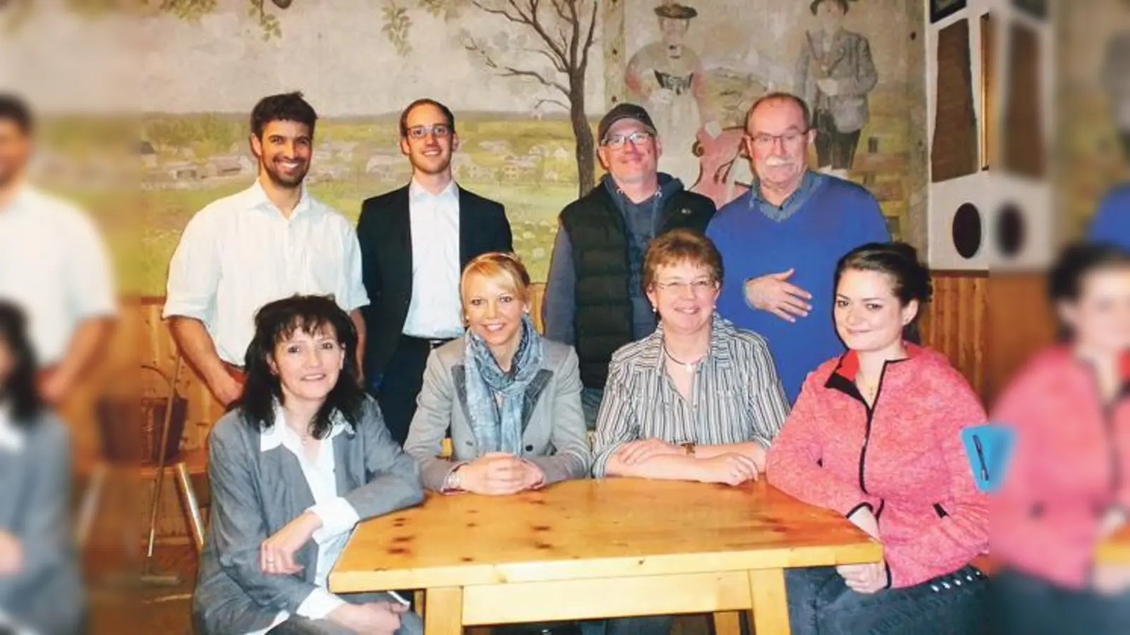 Die Theatergruppe der »Atteltaler« Trachtler: (hi. v.l.) Hardl Veicht, Hansi Gschwendtner, Stefan Settele und Alois Stockinger, (vo.v.l.) Rosemarie Riedl, Andrea Maiwald, Rosi Hofer und Manuela Noder. 	 (Foto: Otto Hartl)