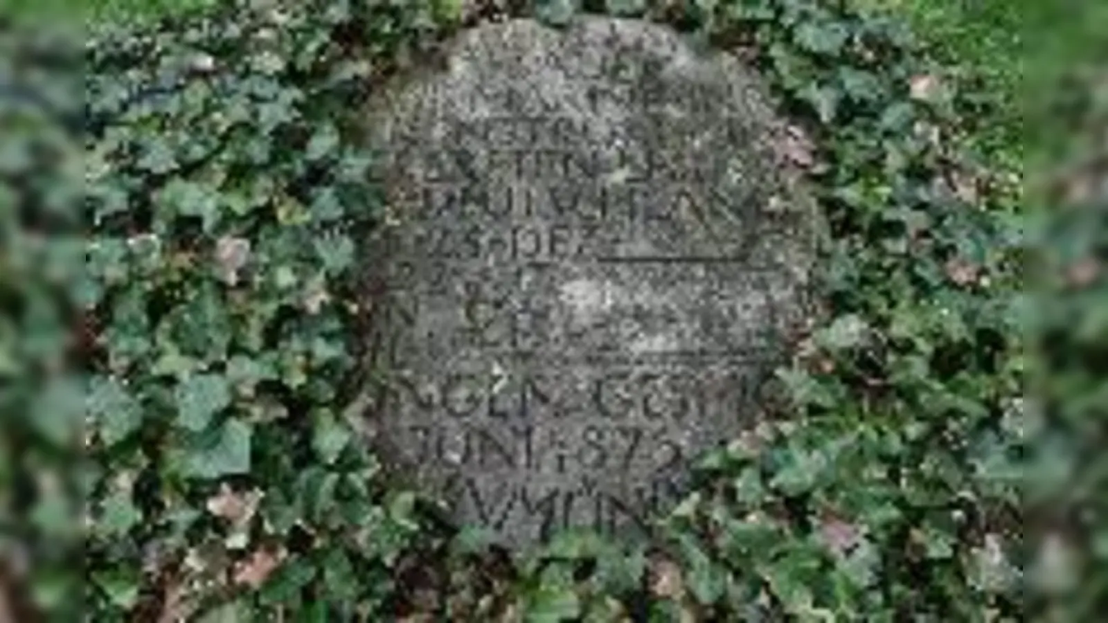 So manch kuriose Entdeckung lässt sich auf den historischen Friedhöfen entdecken, etwa das Grab des Erfinders des U-Bootes Wilhelm Bauer auf dem Alten Nördlichen Friedhof.  	 (Foto: ms)