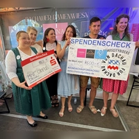 Bei der Scheckübergabe an Mint Campus und Chaoscityriders im letzten Jahr (von links): Melanie Ullmann, Eva Rehm, Susanne Rudek, Dagmar Markus sowie Tobias Pietzonka und Veronika Kasper (beide von den Chaoscityriders). (Foto: Damenwiesn)