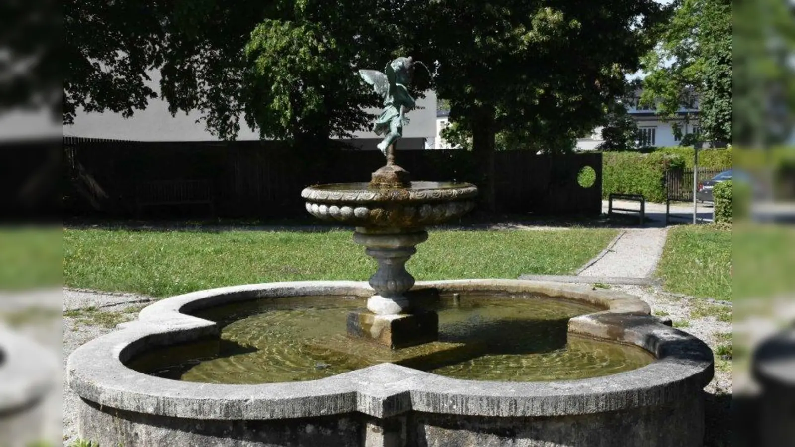 Der Brunnen am Bernheimer Platz muss wegen der Wasserverschwendung außer Betrieb gehen. (Foto: Hauck)