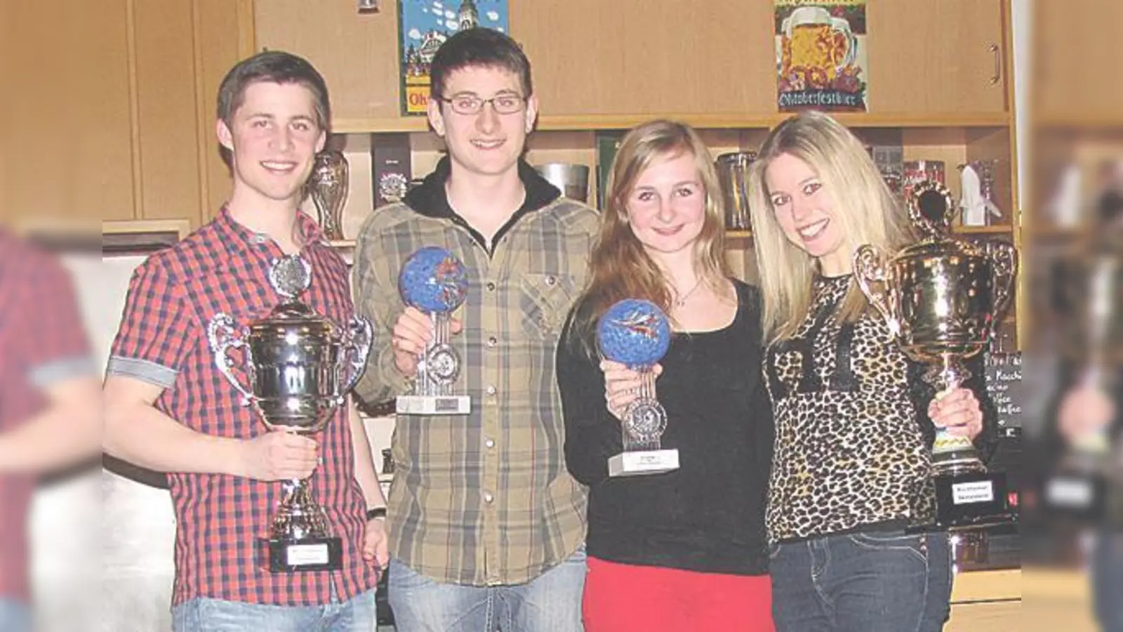 Bei der abendlichen Siegerehrung im Kirchheimer Merowinger Hof freuten sich die Sieger über Pokale und Sachpreise. 	 (Foto: privat)