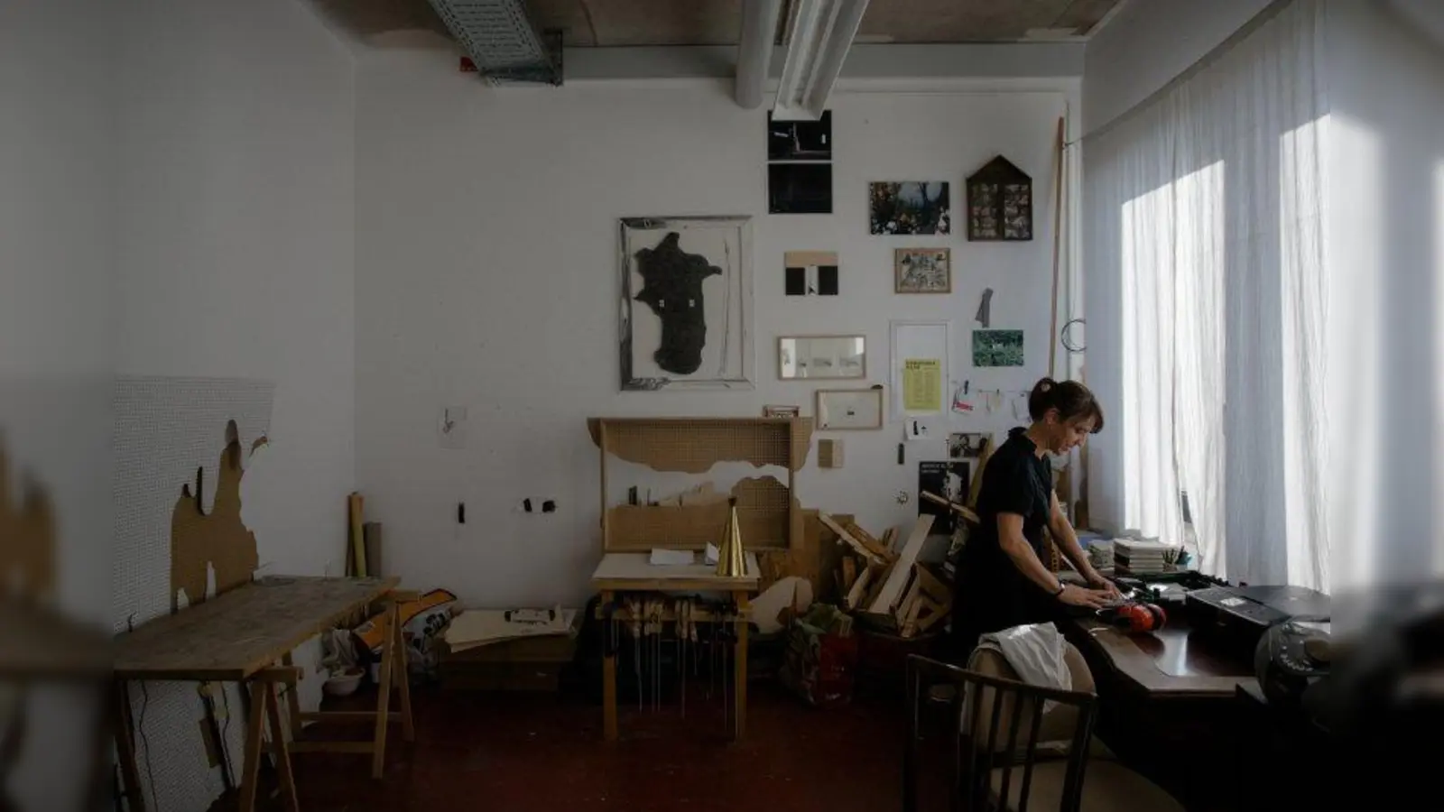 Künstlerin Ute Heim in ihrem Atelier in der Platform. (Foto: Manuel Nieberle für die PLATFORM)