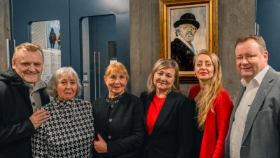 Freuten sich über die Ausstellungseröffnung (v.l.): Lubomir Miskolci (Konsul SR am Generalkonsulat der Slowakischen Republik München), Viera Horch (1. Vorsitzende slowakisch-deutscher Kulturklub München), Janka Mraz (Frau des Künstlers), Zuzana Miskolciová (Konsulin SR am Generalkonsulat der Slowakischen Republik München), Frau Durovcikova und Bürgermeister Peter Köstler. (Foto: Gemeinde Gräfelfing/Tim Sickinger)