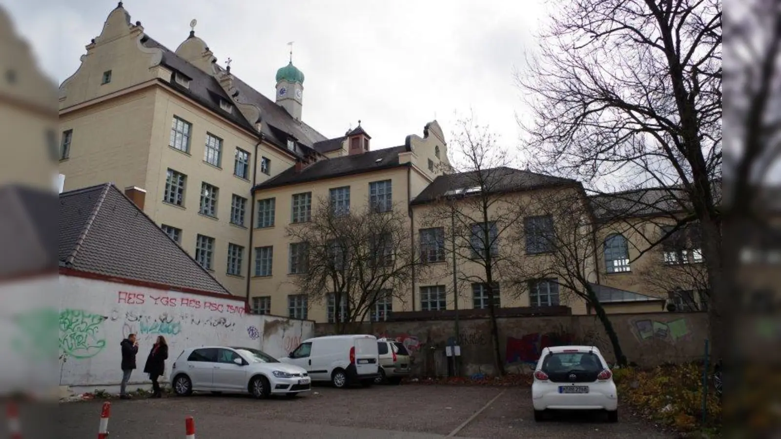Seit Jahren wird für einen möglichen Erweiterungsbau der Grundschule an der Fürstenrieder Straße dieses benachbarte, städtische Grundstück freigehalten. (Foto: kö)