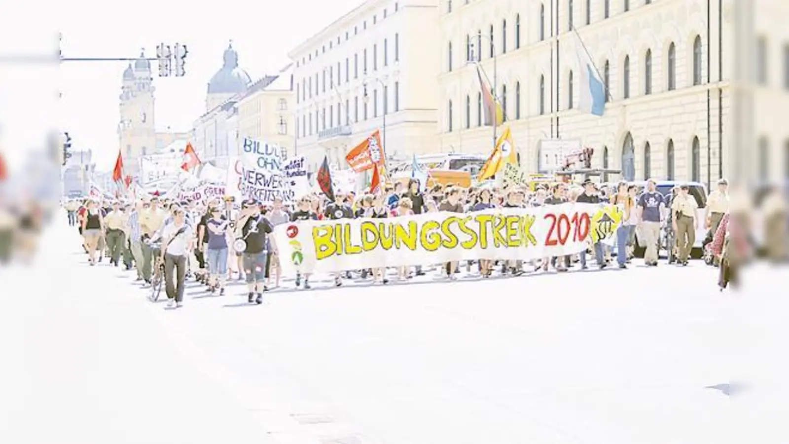 Mit einer großen Demo durch die Ludwigstraße machten die Studenten auf ihre Anliegen aufmerksam. 	 (Foto: Matthias Serwach)