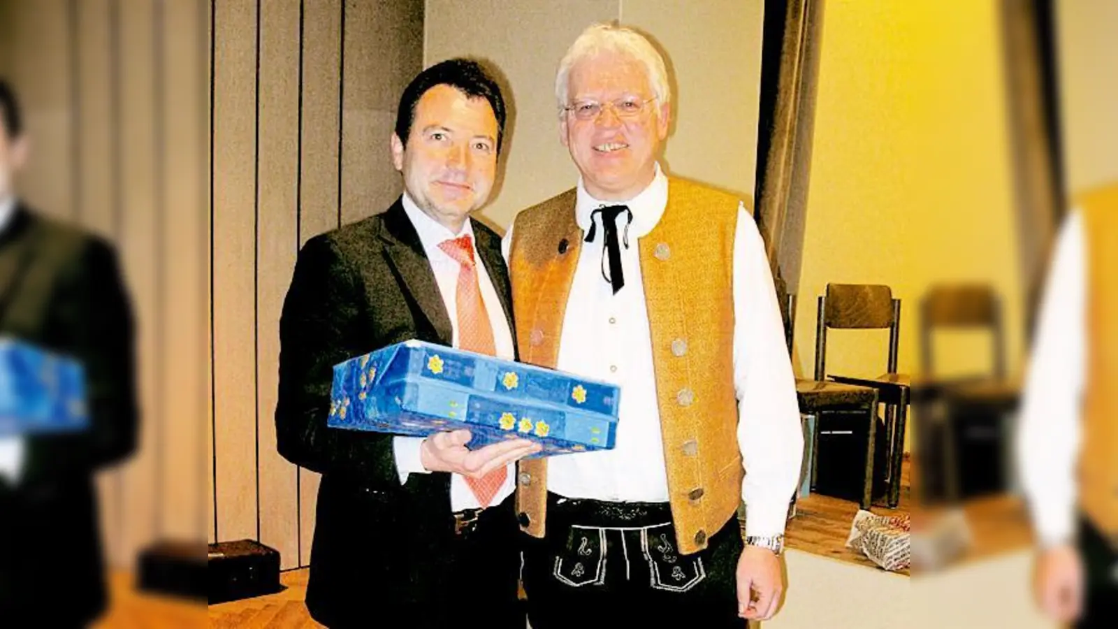 Reinhold Obermeier, der neue Vorsitzende des Truderinger Musikvereins, verabschiedet seinen Vorgänger Franz Luksch.   (Foto: Privat)
