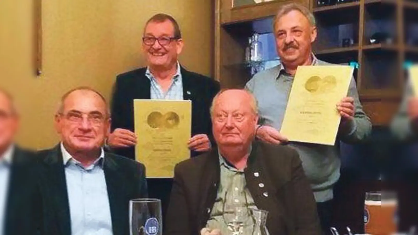 Bei der Ehrung (von links): Verbandspräsident Franz Geiger, Rudi Graßl, Vereinsvorstand Willy Huber und Manfred Dittel.	 (Foto: Fischereiverein)