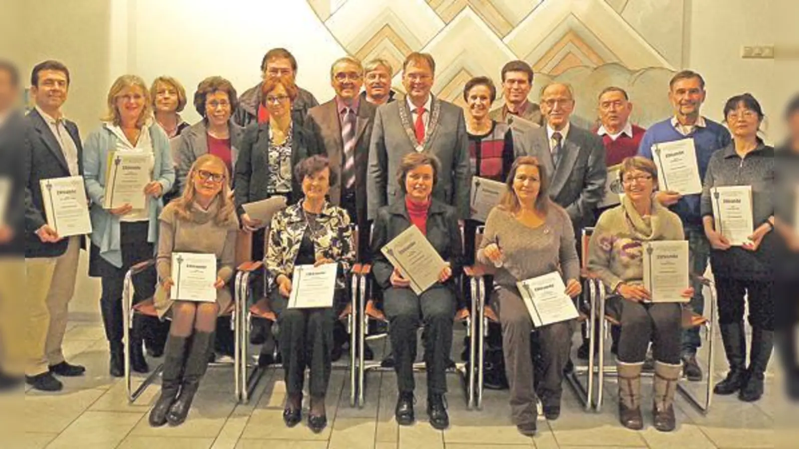 Bürgermeister Wolfgang Panzer (SPD) ehrte 31 ehrenamtlich engagierte Bürger mit der Urkunde »Unterhaching dankt«.		 (Foto: Kohnke)