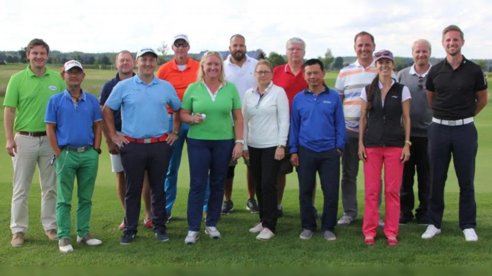 Die neue Turnierserie „Race to Bad Griesbach” fand jetzt zum dritten Mal auf der Golfrange München-Germering statt. Die Turnierbeteiligung war hoch, jeder der Golferinnen und Golfer möchte gern am großen Finale in Bad Griesbach teilnehmen. Auf dem Foto die glücklichen Gewinner von links: Andreas Aumann (Anlagenleiter), Tung Trang Ngoc, Thomas Fischer, Sebastian Lange, Florian Feil, Renate-Carolin Hoser, Alexander Schmitz, Yvette La Van, Rudolf Trautinger, Mien La Van, Nenad Kovacevic, Kathrin Nauschütt, Simon Arnold (Golf Resort Bad Griesbach) und Joel Philipp Hofmann. (Foto: Golfrange Germering)