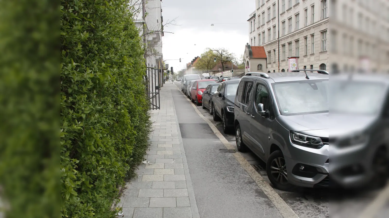 So kann es nicht bleiben: In der Boschetsrieder Straße ist an manchen Stellen für Fuß- und Radwege nur kümmerlich Platz. (Foto: job)