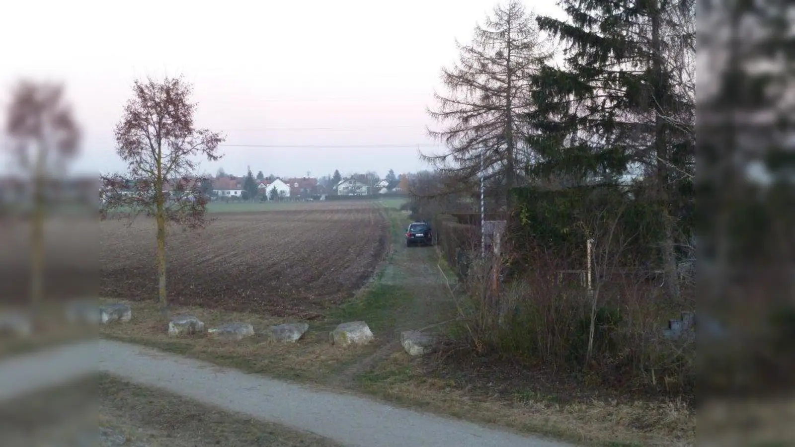 Kein Durchkommen: Der Bezirksausschuss Allach-Untermenzing (BA 23) denkt darüber nach, die Findelsteine entfernen zu lassen, damit die Besitzer der Gartengrundstücke am ehemaligen Autobahndamm besser mit dem Auto anfahren können. (Foto: sb)