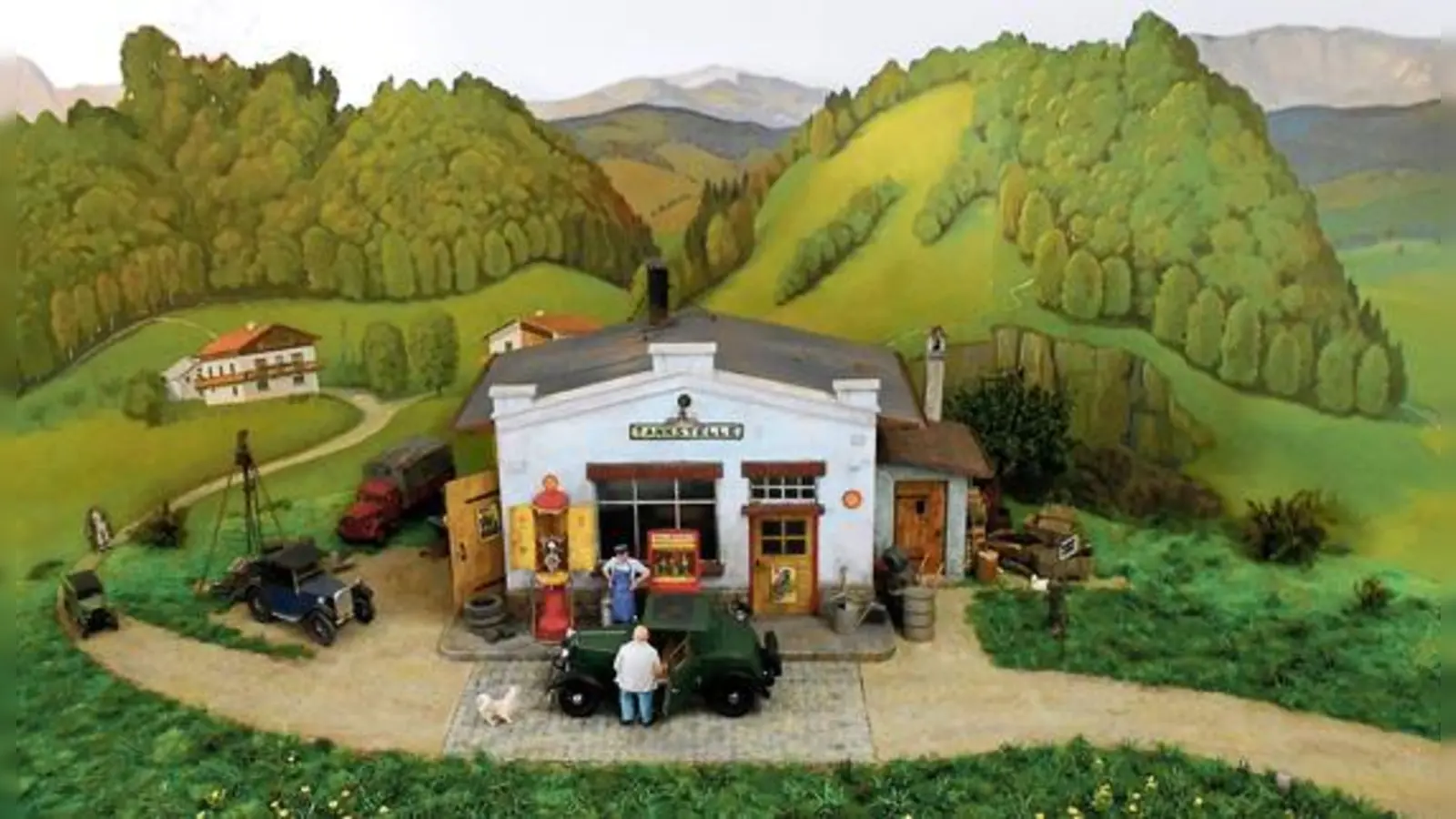 Erstmalig zu bewundern: Das Modell einer alten Tankstelle aus den 30erer Jahren aus der Hand von Friedrich Braun, zu sehen in Ismaning. 	 (Fotos: Schlossmuseum)