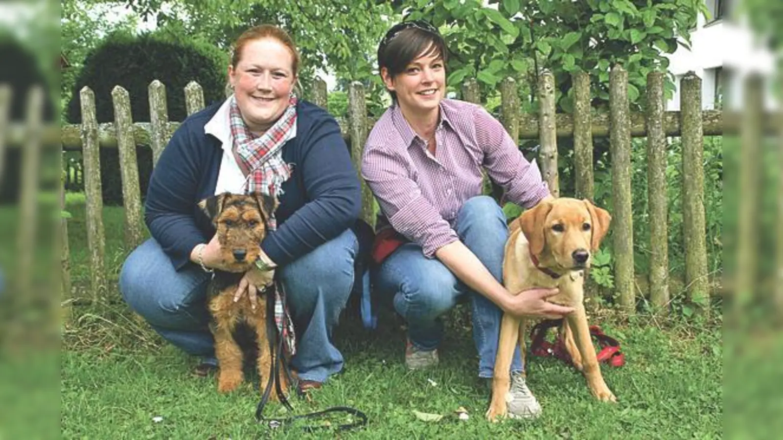 Isabell Sirtl und Nicole Haßdenteufel freuen sich über die positive Wirkung der Schulhunde für das tägliche Leben an den Schulen.	 (Foto: hol)