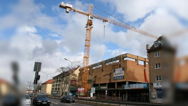 Vom ehemaligen Beck-Haus steht nur noch das Skelett. Der Fortgang des Baues ist ungewiss. Ein Nachbar will klagen, um optimalen Lärmschutz zu erreichen. (Foto: tg)