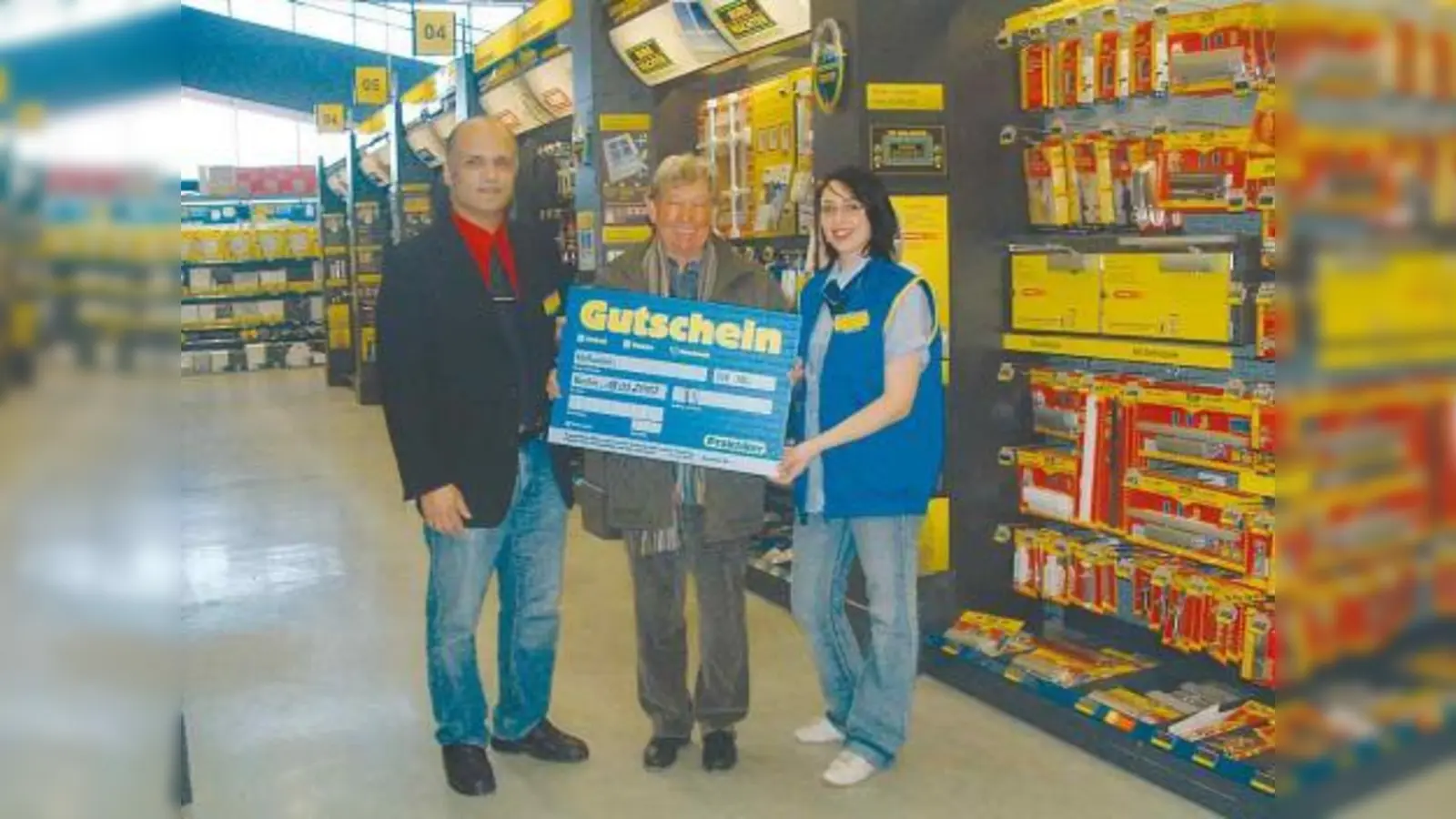 Dietmar Riessner (m.) freut sich sehr über den Gewinn: Marktleiter Soheil Riahi und Substitutin Elisabeth Kersten überreichten ihm den 500-Euro-Gutschein für einen ausgiebigen Einkauf im Praktiker-Markt in Neuaubing.	Fotos: bb