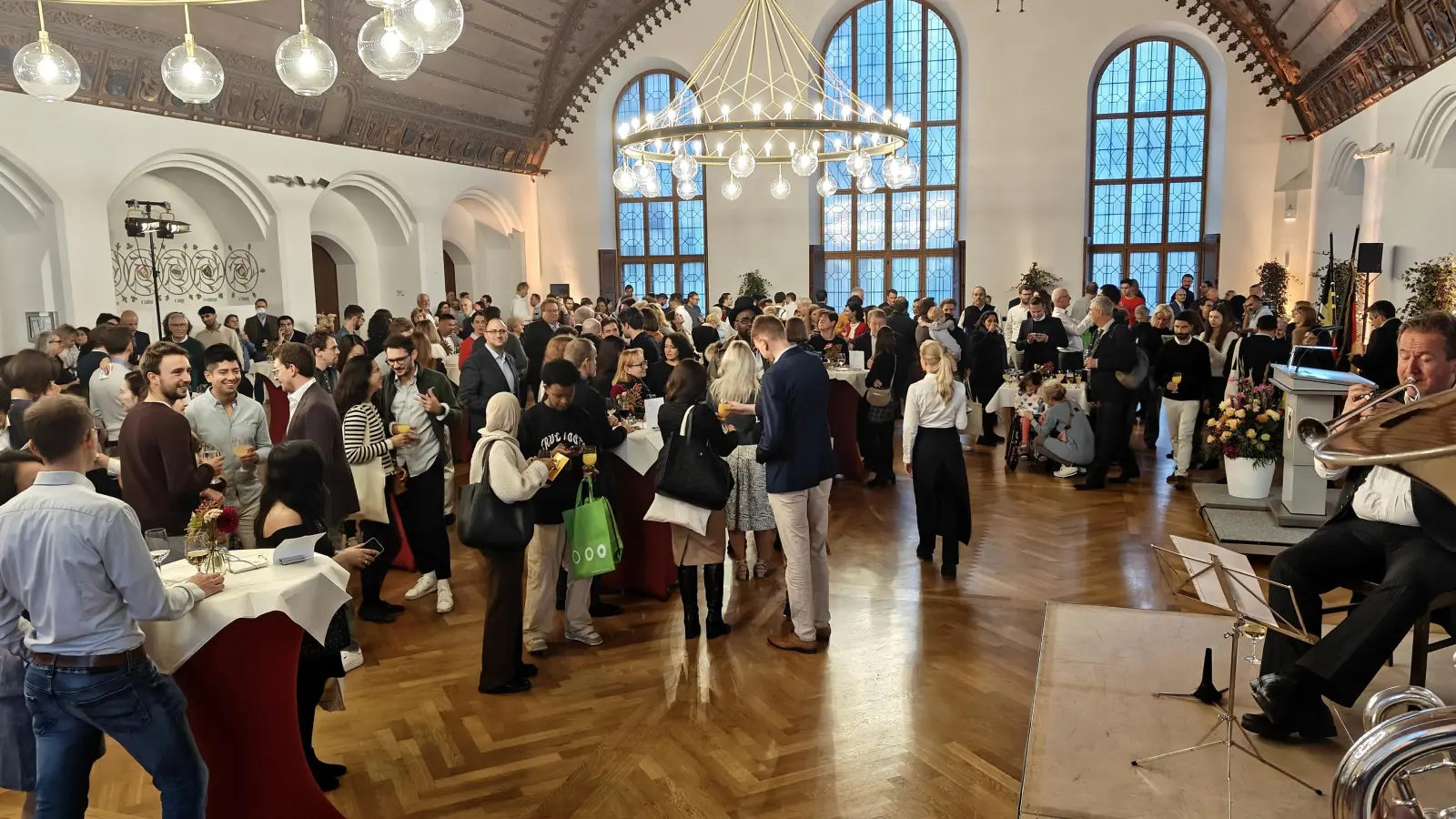 Mit einem festlichen Empfang wurden die frisch eingebürgerten deutschen Staatsbürger von Bürgermeisterin Verena Dietl begrüßt.  (Foto: Robert Bösl)