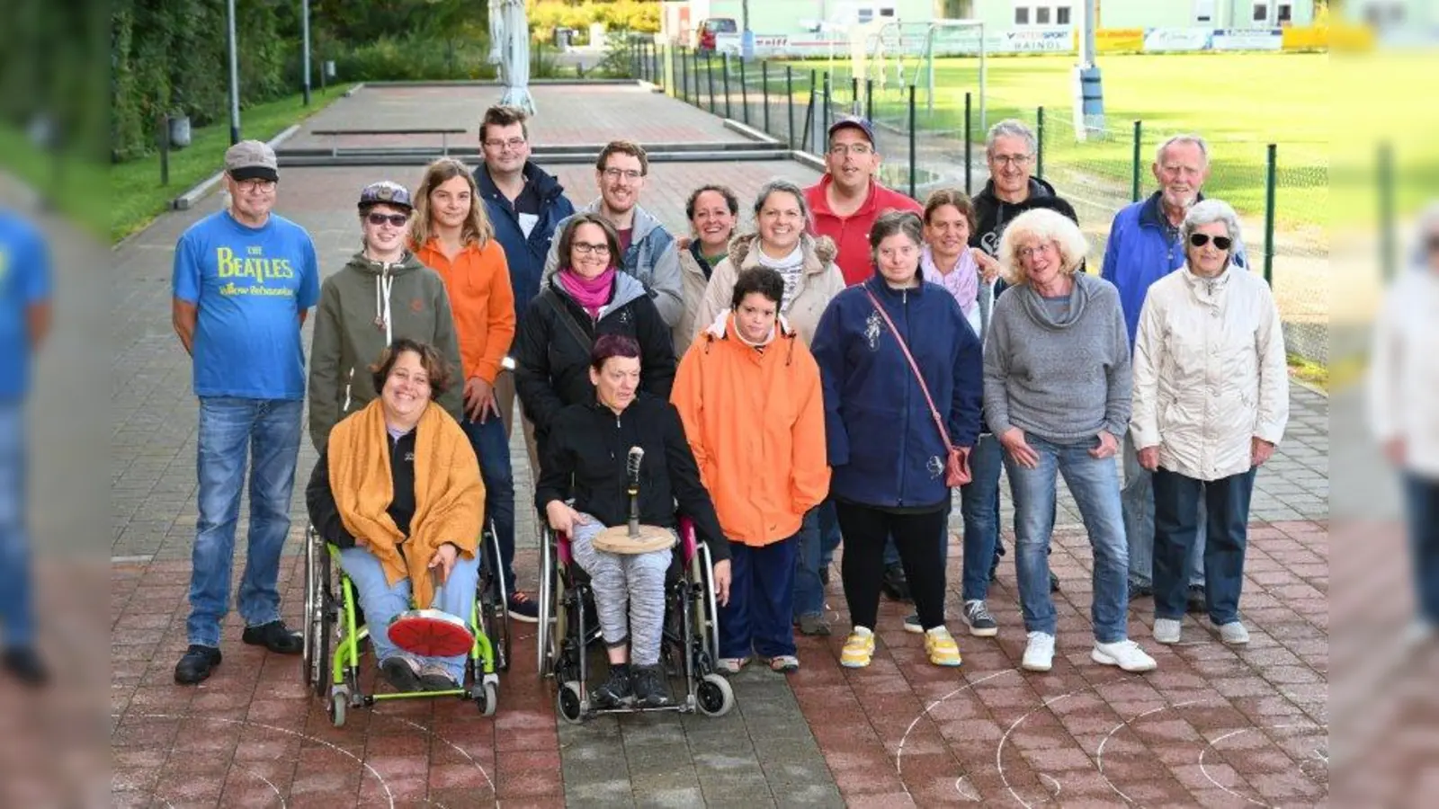 Ein Gruppenbild der Teilnehmer des diesjährigen Stockschützen-Turniers des  „StaRKen Clubs“ der „Offenen Behindertenarbeit“ des BRK-Kreisverbands Starnberg. (Foto: BRK-Kreisverband Starnberg)