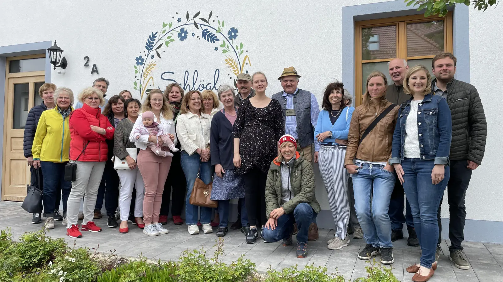 Leonhard Schlögl (mit Hut), links Tochter Maria und daneben Ehefrau Martina mit den Teilnehmern an der vlf-Lehrfahrt.  (Foto: pst)